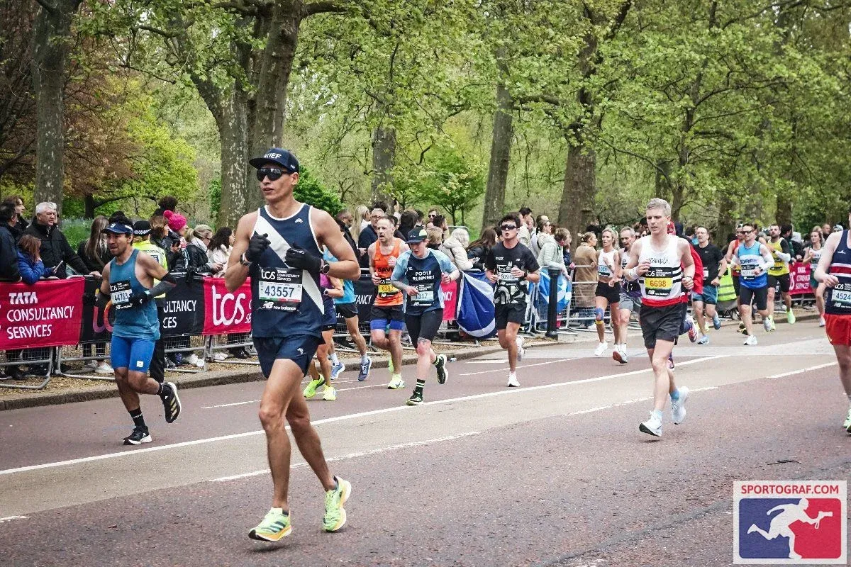 Sardar Azimov running on The Mall at London Marathon 2024